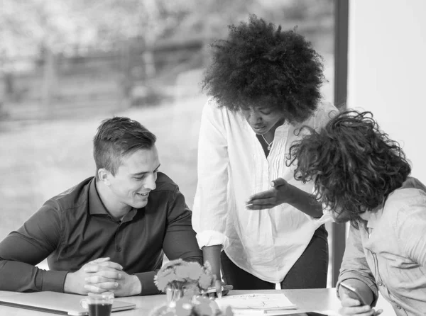 İş yerinde genç takım