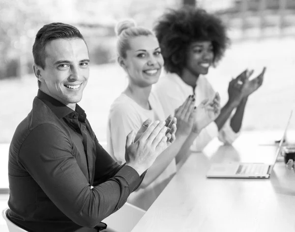 Ungt team på jobbet — Stockfoto