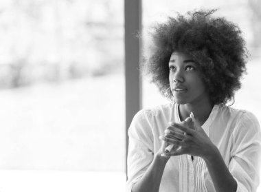 İş yerindeki genç iş kadını.