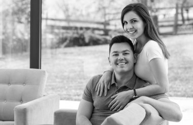 Kanepede oturan iki neşeli aşıklar