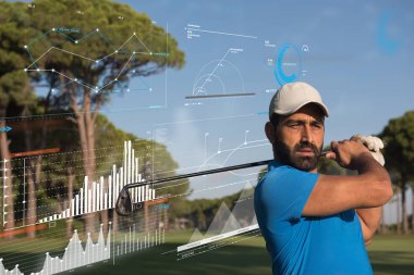 Pro golf oyuncu topu atış