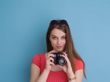 güzel kız alarak resmi retro bir fotoğraf makinesi için