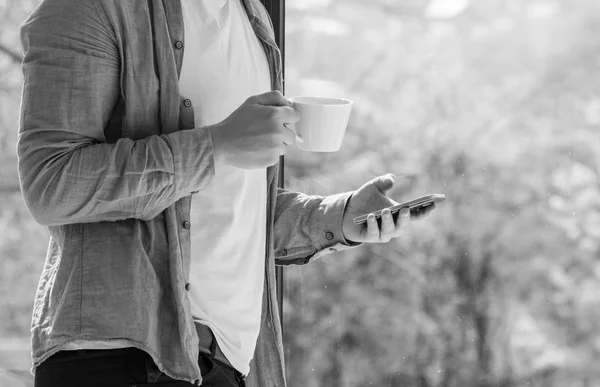 Vernebelung junger Mann mit Handy und Kaffeekonsum — Stockfoto