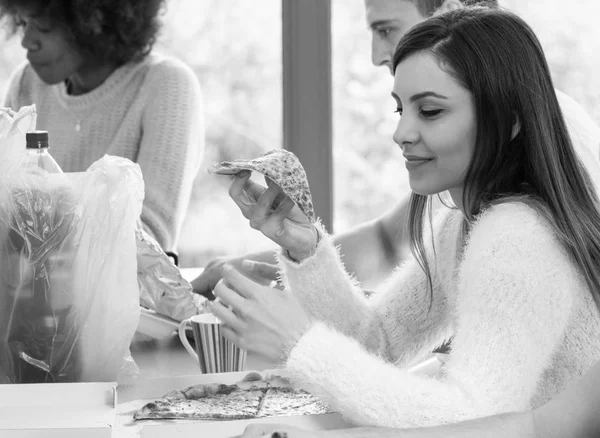 Young girl eating pizza — Stock Photo, Image