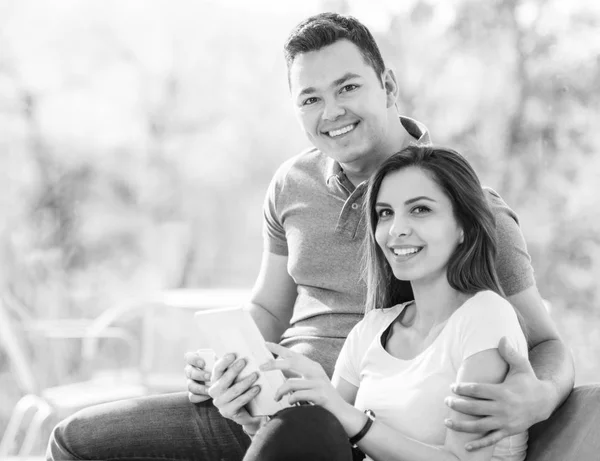 Dois amantes alegres sentados no sofá — Fotografia de Stock