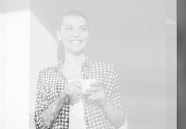 Porträtt av ung flicka leende och dricka kaffe — Stockfoto