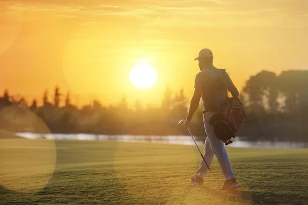 Guapo golfista de Oriente Medio llevar bolsa y caminar a la siguiente — Foto de Stock