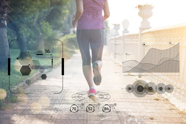 Eğitim ve yaz parkta koşu fitness kadın