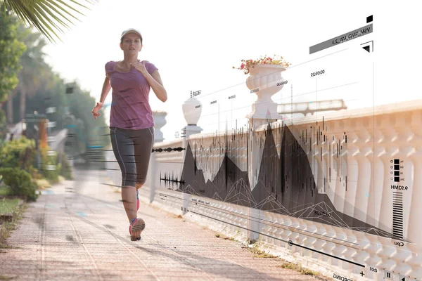 Žena fitness trénink a jogging v letním parku — Stock fotografie