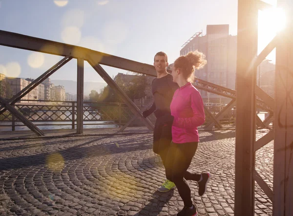 Zdrowa Młoda para joggingu w mieście — Zdjęcie stockowe