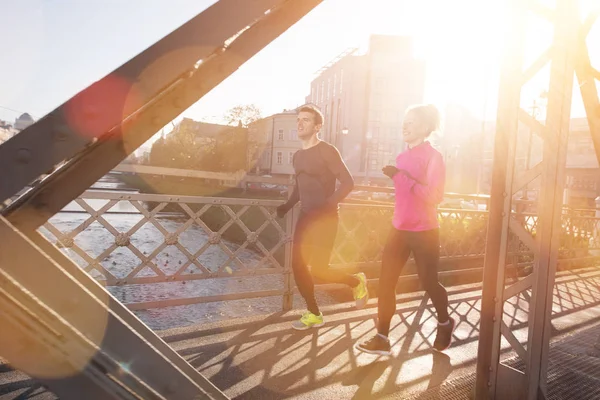 Zdrowa Młoda para joggingu w mieście — Zdjęcie stockowe