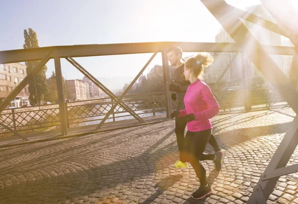 Jeune couple en bonne santé faisant du jogging en ville — Photo