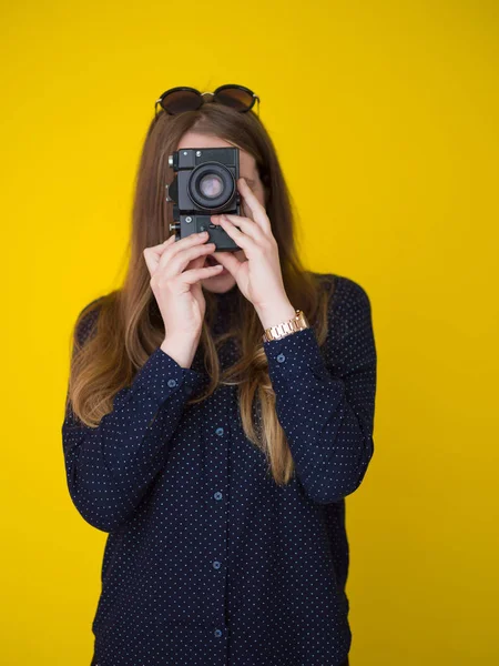 Молода дівчина фотографується на ретро камеру — стокове фото
