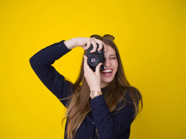 Giovane ragazza scattare foto su una macchina fotografica retrò — Foto Stock