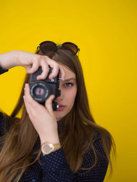 Giovane ragazza scattare foto su una macchina fotografica retrò — Foto Stock