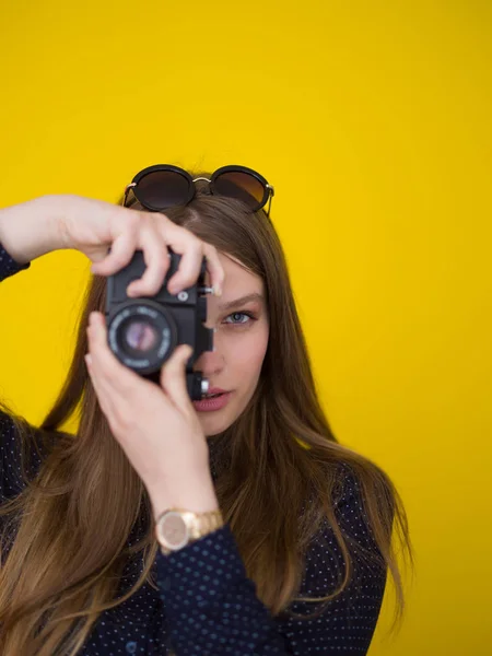 Giovane ragazza scattare foto su una macchina fotografica retrò — Foto Stock