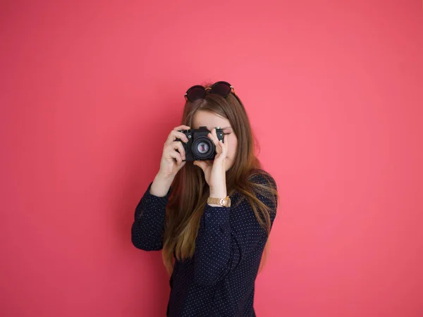 Девушка, снимающая на ретро-камеру — стоковое фото