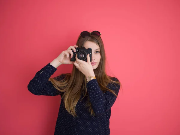 Menina tirando foto em uma câmera retro — Fotografia de Stock