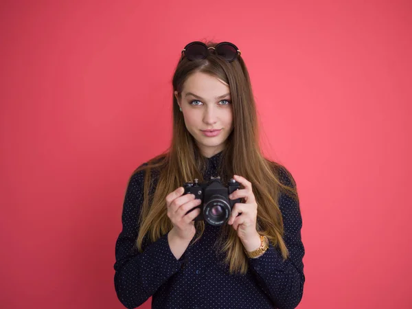 Gadis mengambil foto di kamera retro — Stok Foto