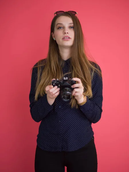 Chica tomando foto en un retro cámara —  Fotos de Stock