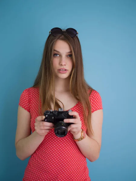 güzel kız alarak resmi retro bir fotoğraf makinesi için