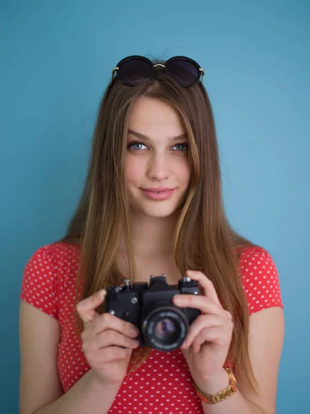 Gyönyörű lány bevétel fénykép-ra egy retro fényképezőgép — Stock Fotó