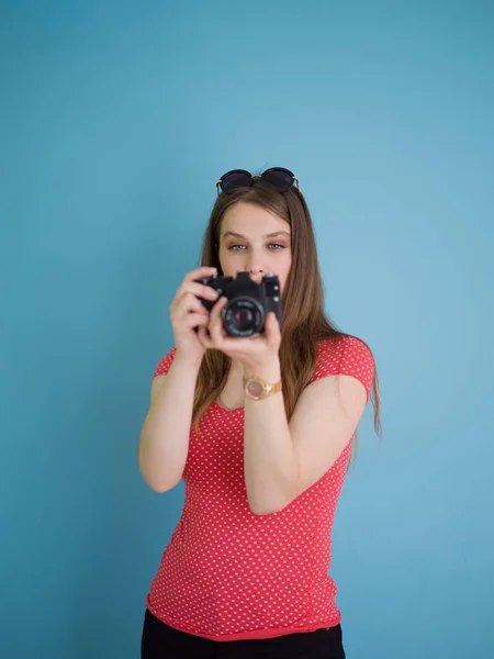 Menina bonita tirar foto em uma câmera retro — Fotografia de Stock