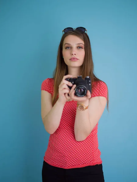 Menina bonita tirar foto em uma câmera retro — Fotografia de Stock