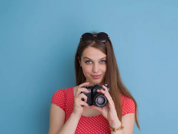Menina bonita tirar foto em uma câmera retro — Fotografia de Stock