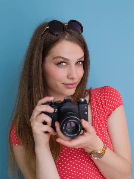 Gyönyörű lány bevétel fénykép-ra egy retro fényképezőgép — Stock Fotó