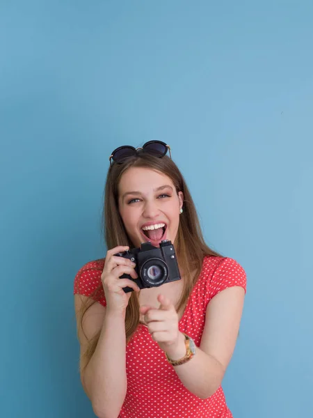 Menina bonita tirar foto em uma câmera retro — Fotografia de Stock