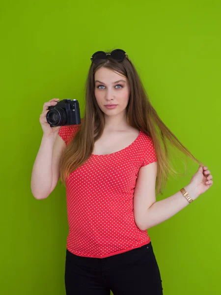 Smilling menina tirando foto em uma câmera retro — Fotografia de Stock