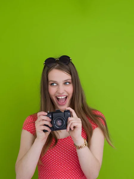 Gadis tersenyum mengambil foto pada kamera retro — Stok Foto