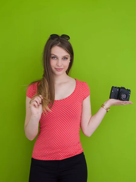 Улыбающаяся девушка, фотографирующаяся на ретро-камеру — стоковое фото