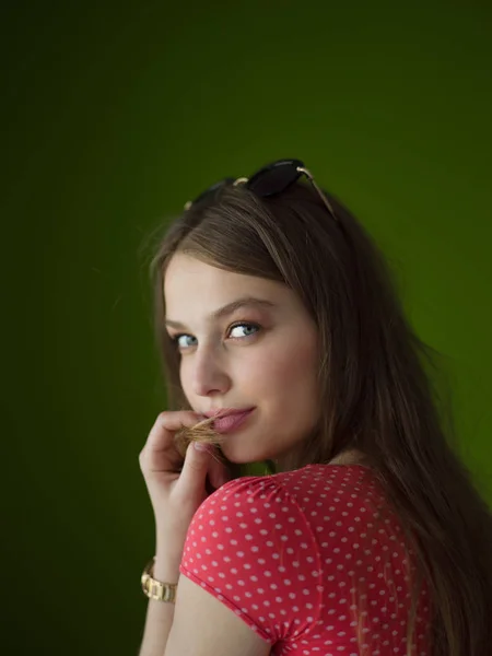 Mujer sobre fondo verde —  Fotos de Stock