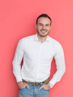 kırmızı bir arka plan üzerinde izole adam