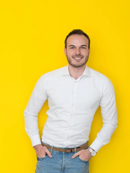 Homme isolé sur un fond jaune — Photo