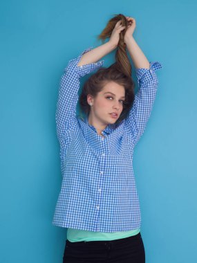 onun uzun ipeksi tüyleri ile oynayan genç kadın