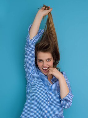 onun uzun ipeksi tüyleri ile oynayan genç kadın