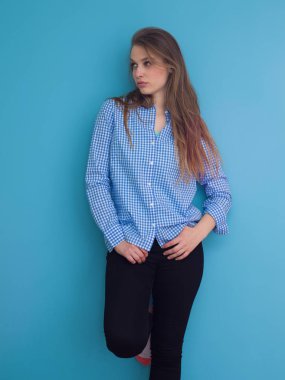 onun uzun ipeksi tüyleri ile oynayan genç kadın