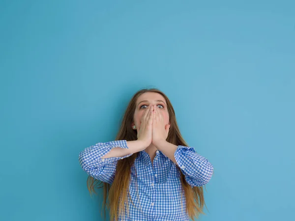 Jeune femme jouant avec ses longs cheveux soyeux — Photo