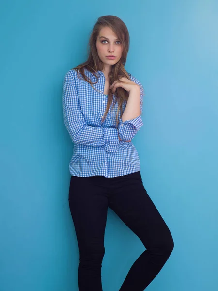 Joven mujer jugando con su largo cabello sedoso — Foto de Stock