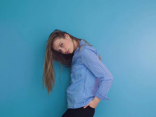 Jovem mulher brincando com seu longo cabelo sedoso — Fotografia de Stock