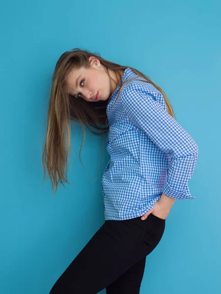 Jonge vrouw speelt met haar lang zijdeachtig haar — Stockfoto