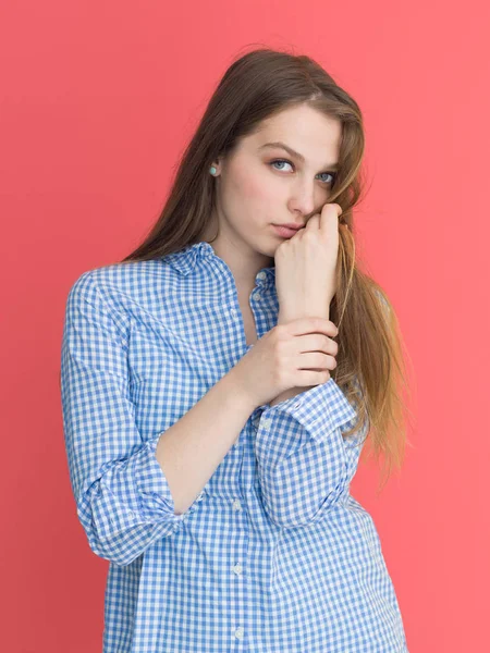 Mujer jugando con su largo cabello sedoso — Foto de Stock