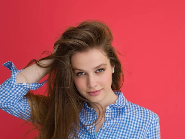 Vrouw speelt met haar lang zijdeachtig haar — Stockfoto