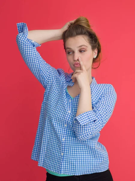 Mulher brincando com seu longo cabelo sedoso — Fotografia de Stock