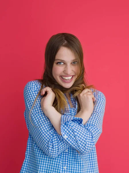 Vrouw speelt met haar lang zijdeachtig haar — Stockfoto