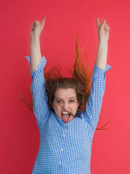 Mulher brincando com seu longo cabelo sedoso — Fotografia de Stock