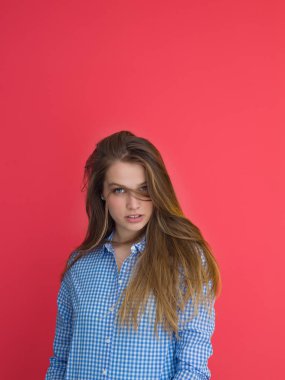 onun uzun ipeksi tüyleri ile oynayan kadın